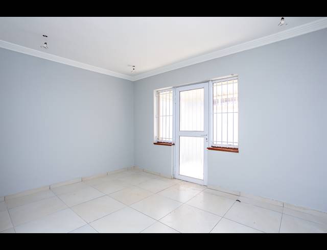 4 BEDROOM FREEHOLD TO LET IN RETREAT